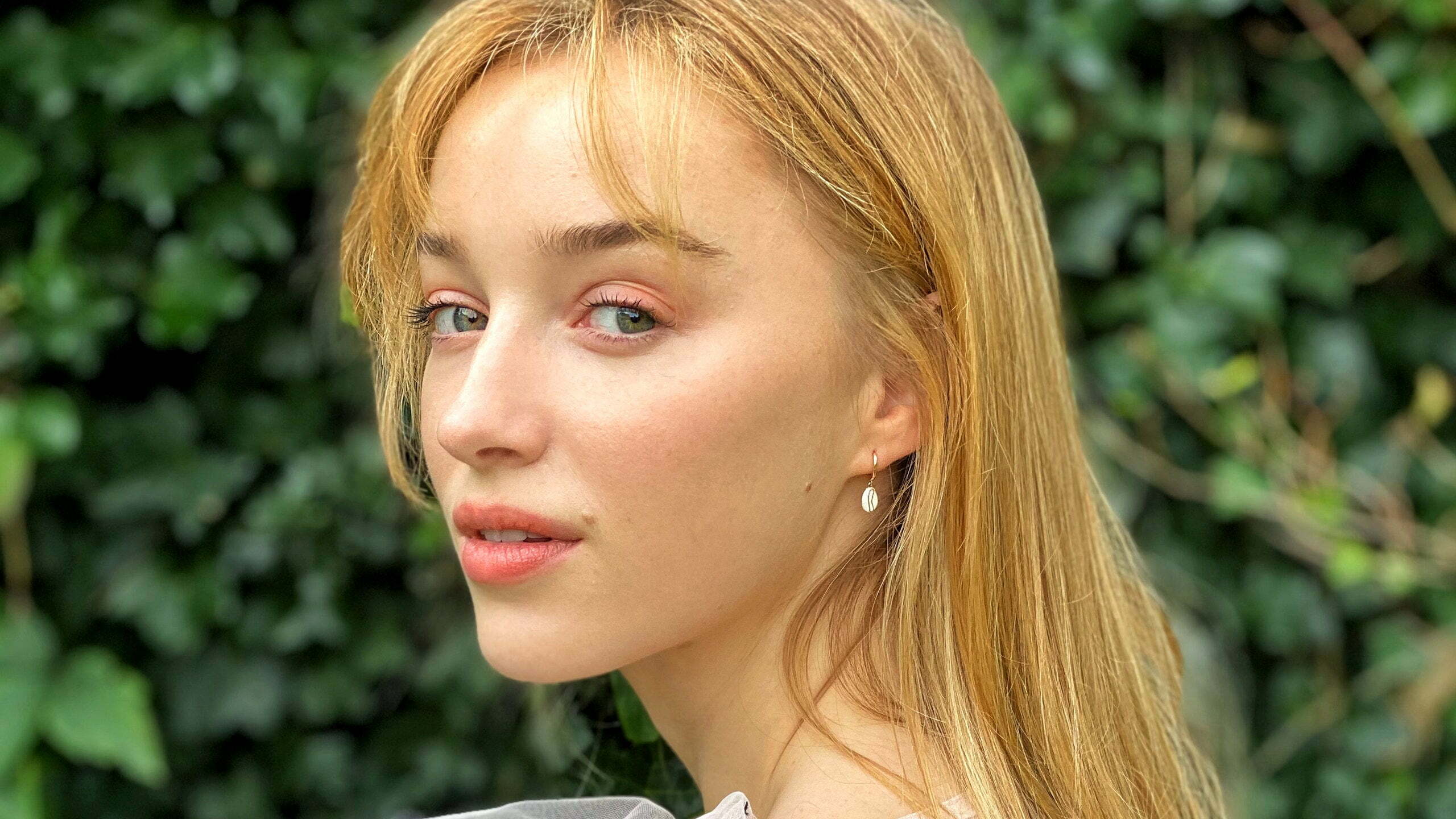 Vedeta din Bridgerton, Phoebe Dynevor, o va interpreta pe artista britanică Clarice Cliff în viitorul film marca Netflix