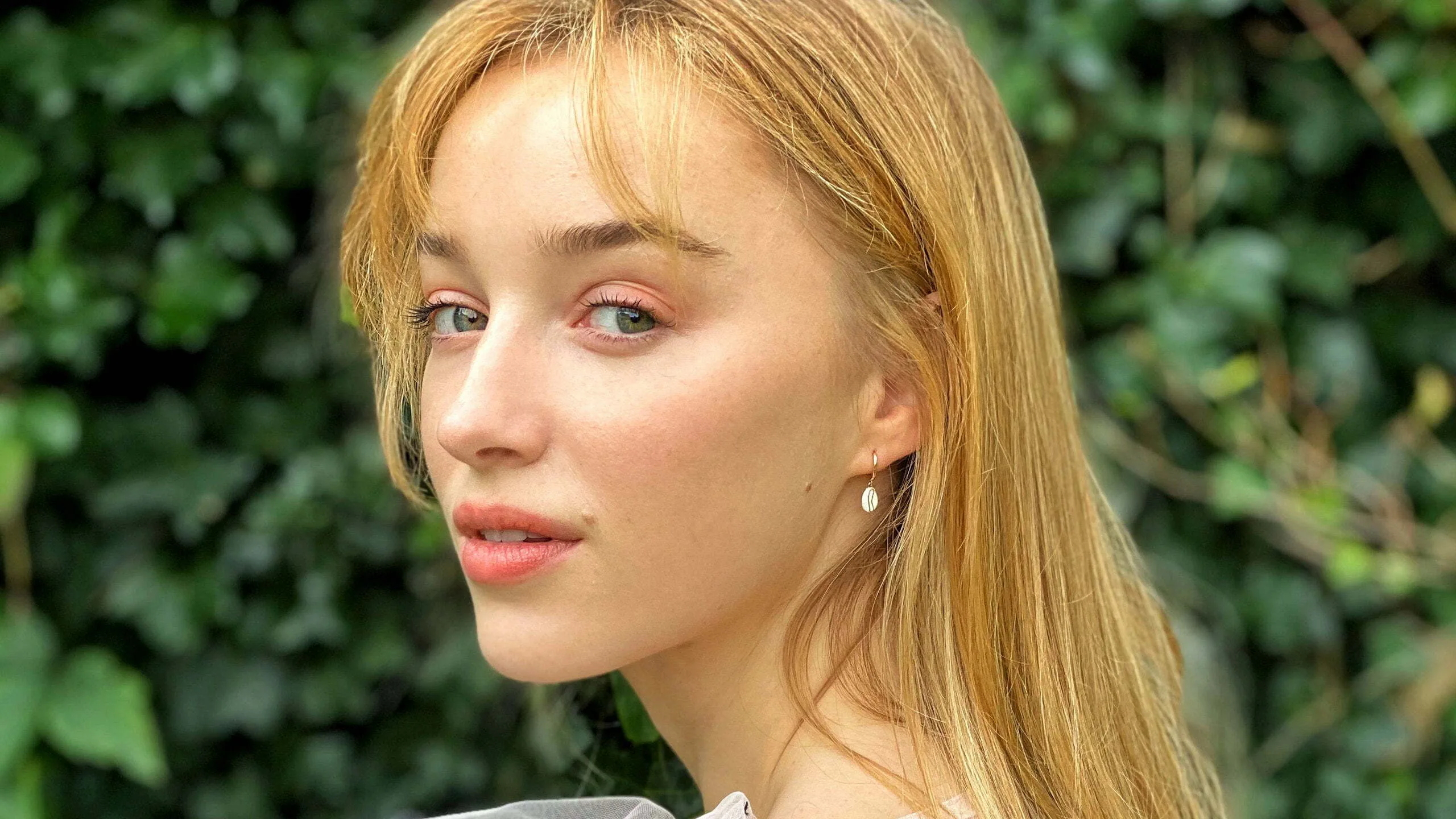 Vedeta din Bridgerton, Phoebe Dynevor, o va interpreta pe artista britanică Clarice Cliff în viitorul film marca Netflix
