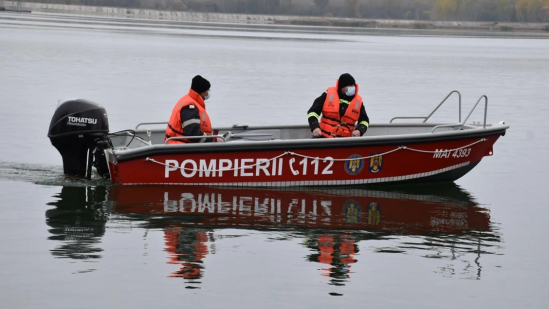 A fost reluată căutarea cu scafandri a tânărului dispărut în Dunăre după răsturnarea unei ambarcaţiuni de agrement