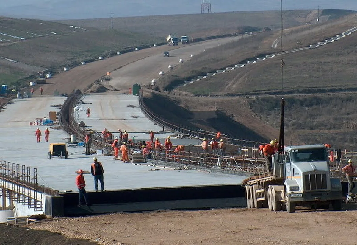Licitaţia pentru finalizarea lotului de autostradă Cheţani – Câmpia Turzii a fost lansată