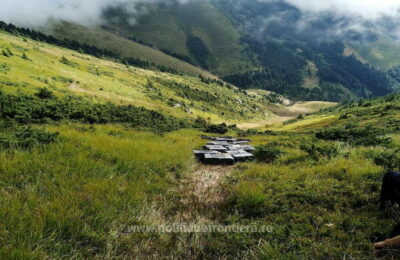 Colete cu ţigări şi o maşină fără numere de înmatriculare, abandonate în Munţii Maramureşului