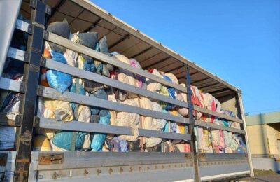 15 tone de haine second hand degradate,din Germania, urmau să ajungă în România