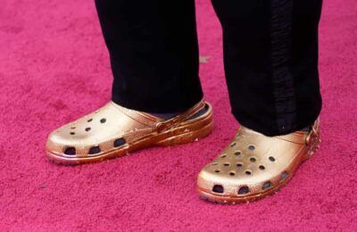 Vânzările saboților Crocs cresc în ritmul modei
