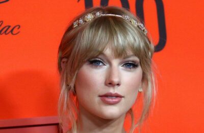 Taylor Swift și mama sa Andrea donează împreună suma de 50.000 de dolari pentru a susține familia unui tată răpus de Covid