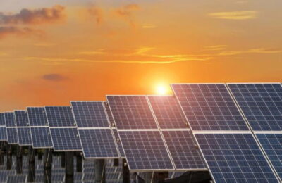 Cum arată cel mai mare parc fotovoltaic din lume. Acoperă aproape 8 kilometri pătrați de dune