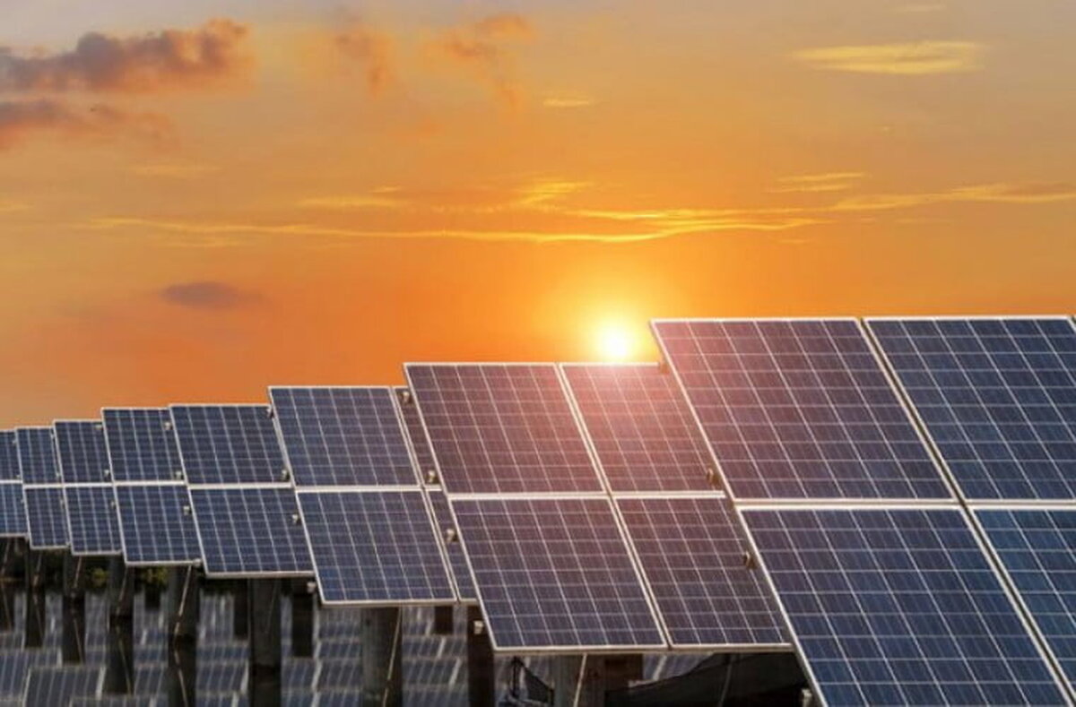 Cum arată cel mai mare parc fotovoltaic din lume. Acoperă aproape 8 kilometri pătrați de dune