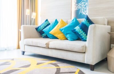 5 idei stilate pentru a decora canapeaua cu perne