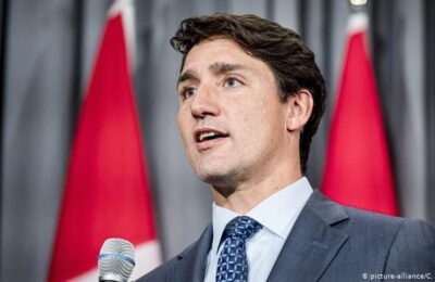 Premierul canadian Justin Trudeau, atacat cu pietre în timpul unei vizite electorale la o fabrică de bere