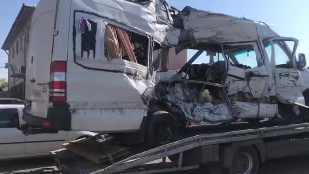 Un microbuz a fost lovit în plin de un tren în județul Cluj, opt oameni au fost răniți. A fost activat planul roșu de intervenție