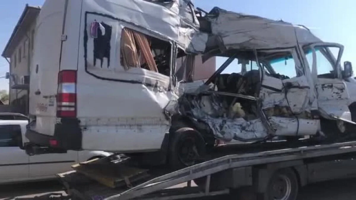 Un microbuz a fost lovit în plin de un tren în județul Cluj, opt oameni au fost răniți. A fost activat planul roșu de intervenție