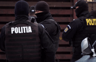 Trei persoane reţinute într-un dosar de furt de produse petroliere şi contrabandă cu ţigări