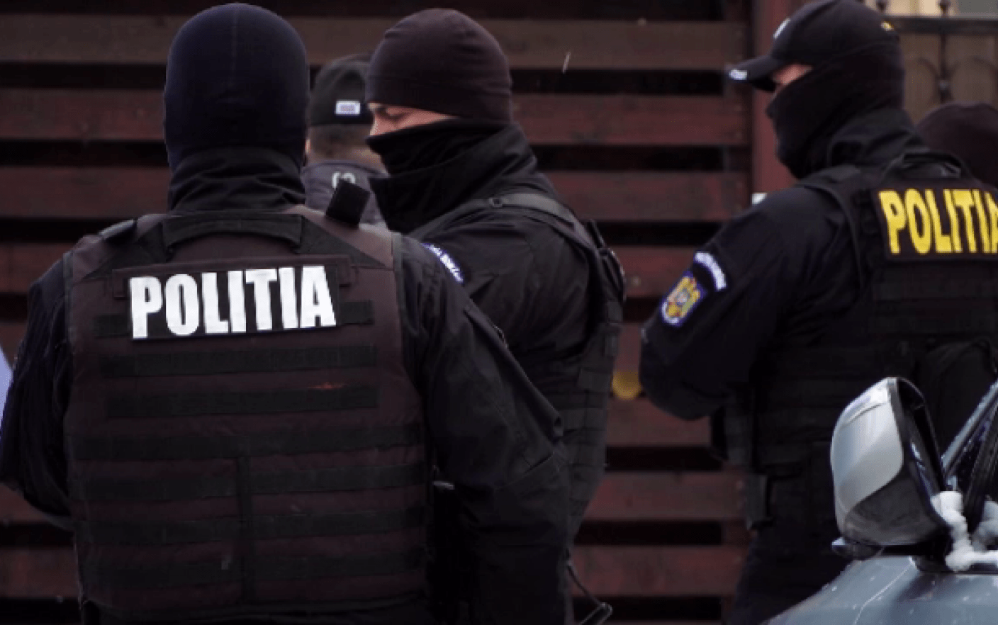 Trei persoane reţinute într-un dosar de furt de produse petroliere şi contrabandă cu ţigări