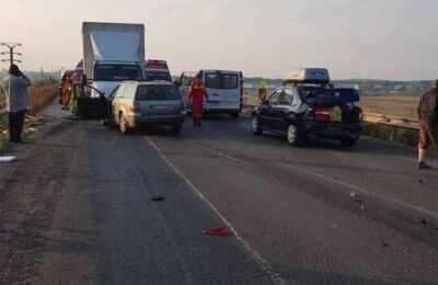 Accident cu patru mașini și șapte persoane implicate, în Brașov. Traficul pe DN13, blocat pe ambele sensuri