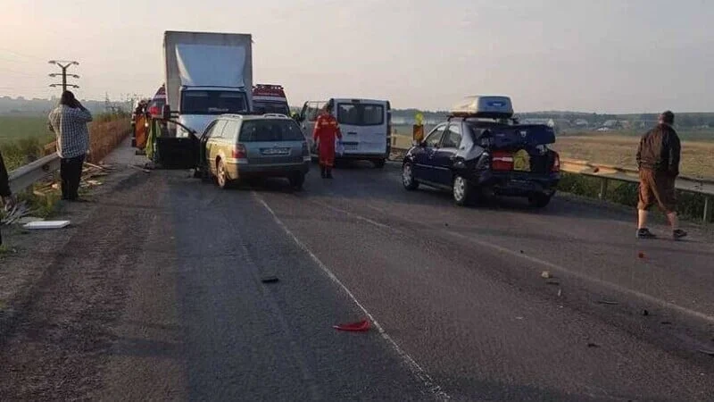 Accident cu patru mașini și șapte persoane implicate, în Brașov. Traficul pe DN13, blocat pe ambele sensuri