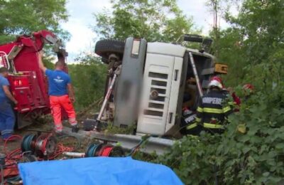 Betonieră răsturnată într-o localitate din Dâmbovița.
