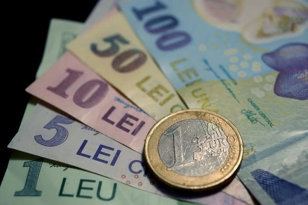 Leul s-a apreciat vineri în raport cu euro, dar a scăzut faţă de dolarul american