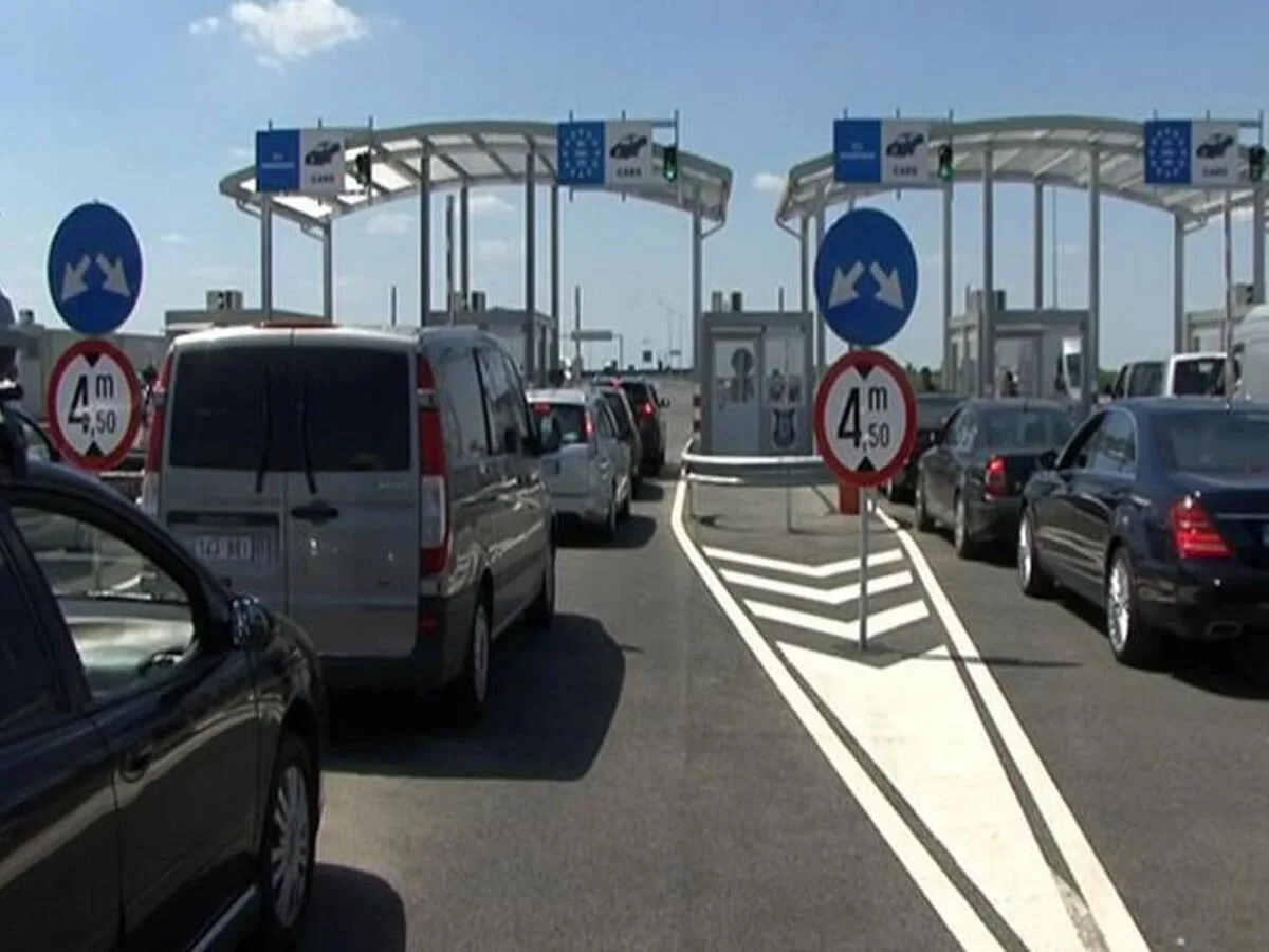 Aproximativ 164.400 de persoane – prin punctele de frontieră; nu s-a permis intrarea a 37 de străini