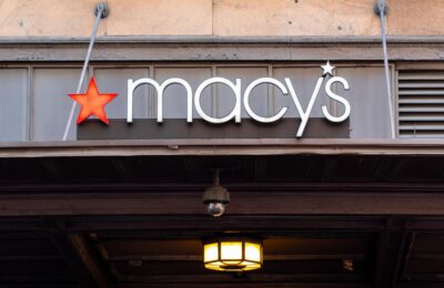 Macy stimulează previziunile, deoarece vaccinurile încurajează cumpărăturile din magazine