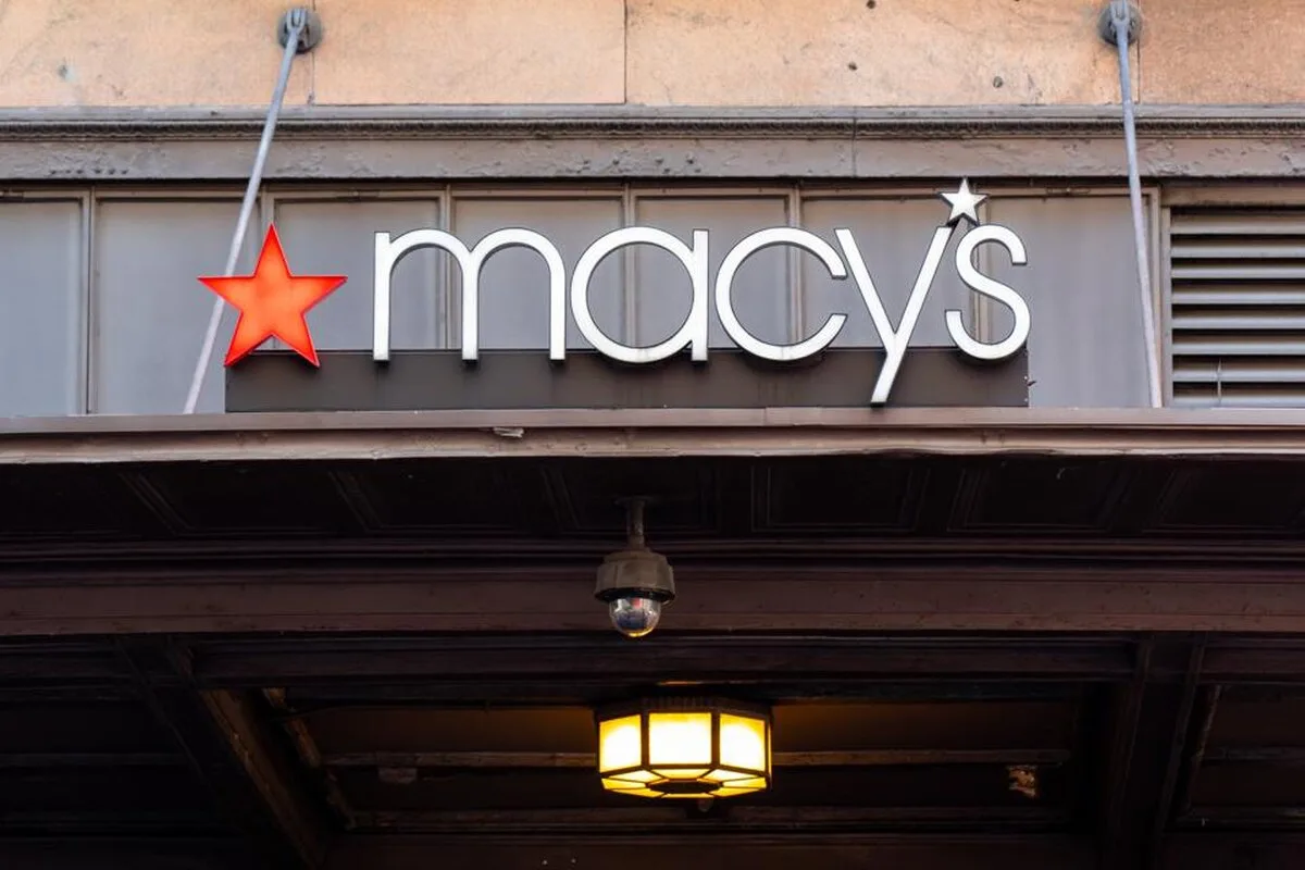 Macy stimulează previziunile, deoarece vaccinurile încurajează cumpărăturile din magazine