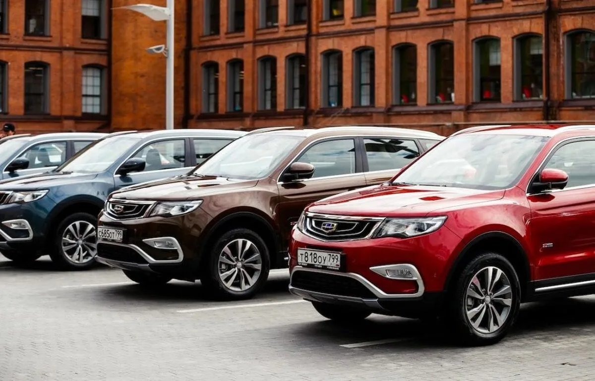Cu ochii pe Tesla, compania chineză Geely va lansa noua marcă de mașini electrice premium, spun sursele