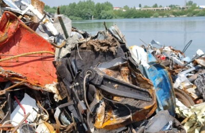 Două barje cu o mie de tone de gunoaie, oprite la Murfatlar, la două luni după ce încercaseră o manevră similară