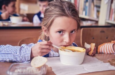 Care este raportul dintre fete şi băieţi care lucrează mai mult în gospodărie, în opinia World Vision?