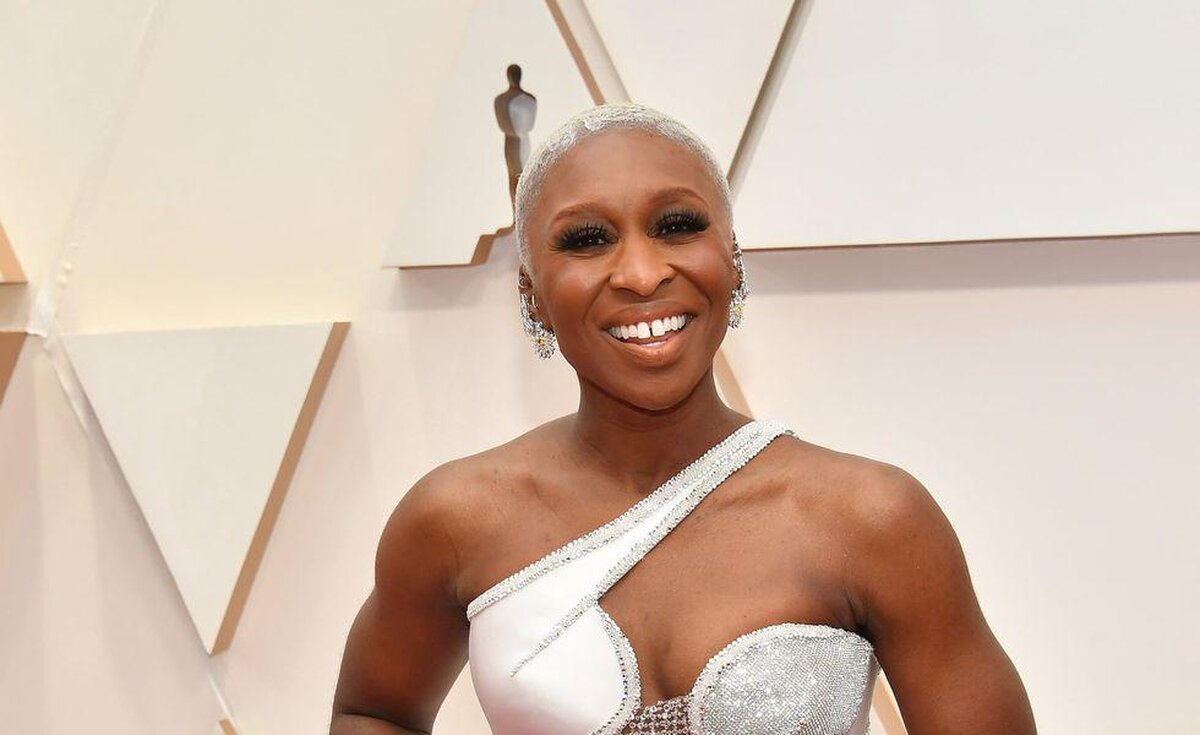 Cynthia Erivo a strălucit într-o ținută argintie marca Louis Vuitton la premiile Grammy 2021