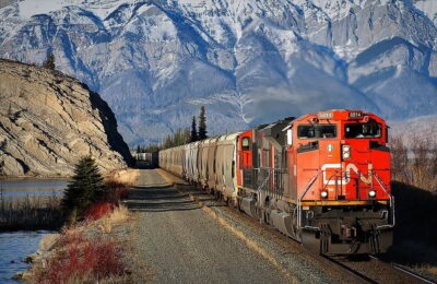 Kansas City Southern spune că va discuta cu ofertantul rival CN Railway, în timp ce CP Railway primește decizia de reglementare