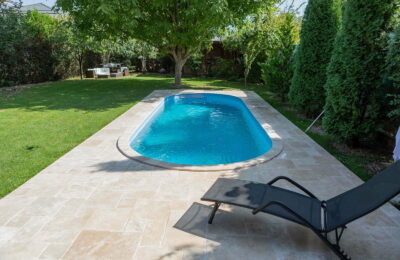 Tipuri de piatră naturală recomandate pentru piscină