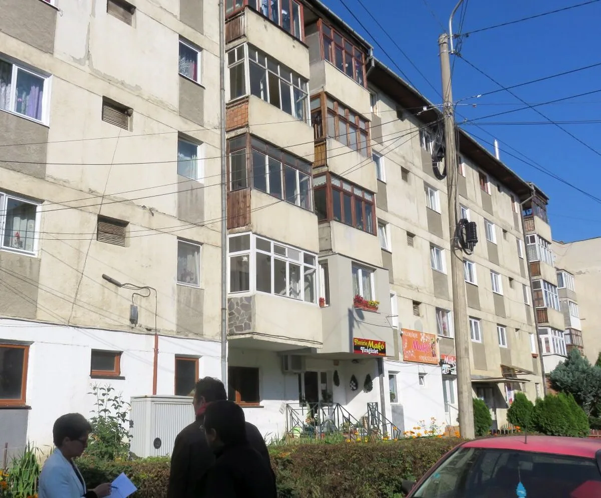 Aproape 44 milioane de lei pentru reabilitare termică, iluminat public şi creşterea competitivităţii unor IMM-uri