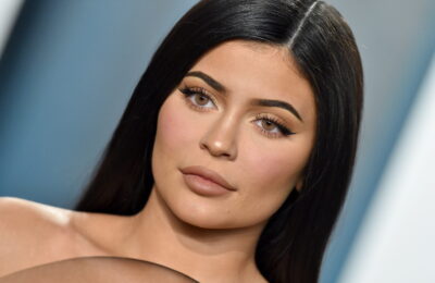 Kylie Jenner donează 500.000 de dolari pentru a ajuta pacienții adolescenți cu cancer în onoarea prietenului său Harry Hudson