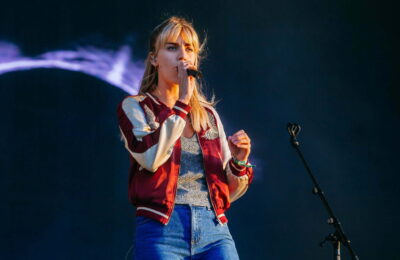 Cântăreața formației London Grammar, experiențe neplăcute în industria muzicală: „Bărbaților nu li se spunea ce să poarte, așa că mie de ce să mi se spună?”