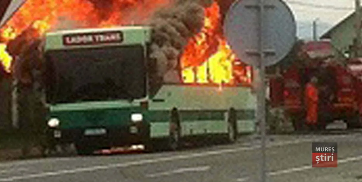 Momente de groază în Târgu Mureș. Un autobuz a luat foc în mers: ”Noi cumpărăm toate rablele din străinătate”