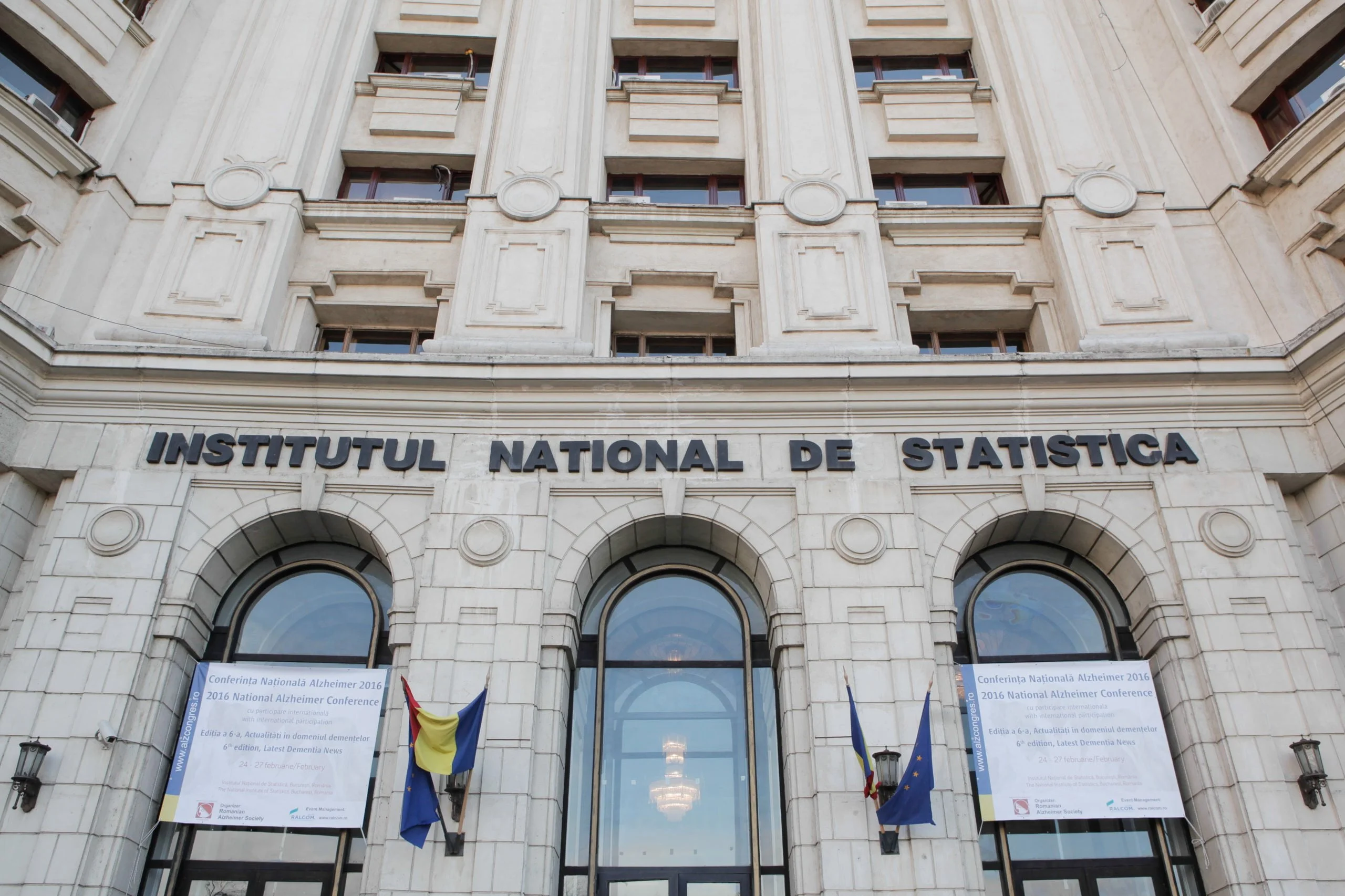 Românii se împrumută sau amână cheltuielile pentru a trăi de la o lună la alta. 40% dintre familii nu și-au plătit la timp facturile
