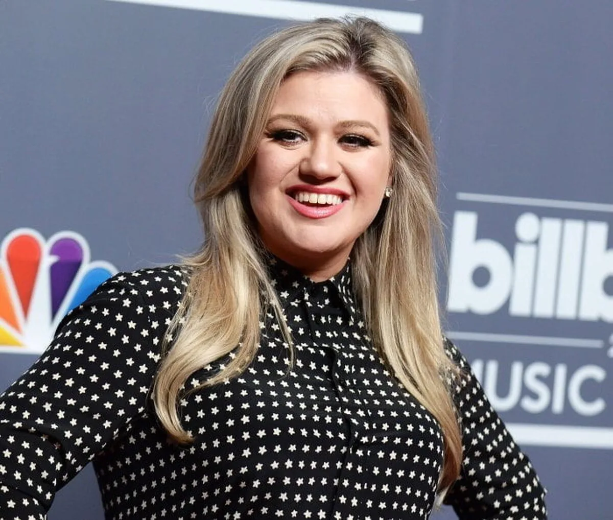 Kelly Clarkson, sensibilizată până la lacrimi în momentul în care un concurent de la The Voice i-a cântat melodia scrisă în timpului divorțului