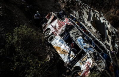 Tragedie cumplită în Peru: Cel puţin 32 de morţi într-un accident de autocar
