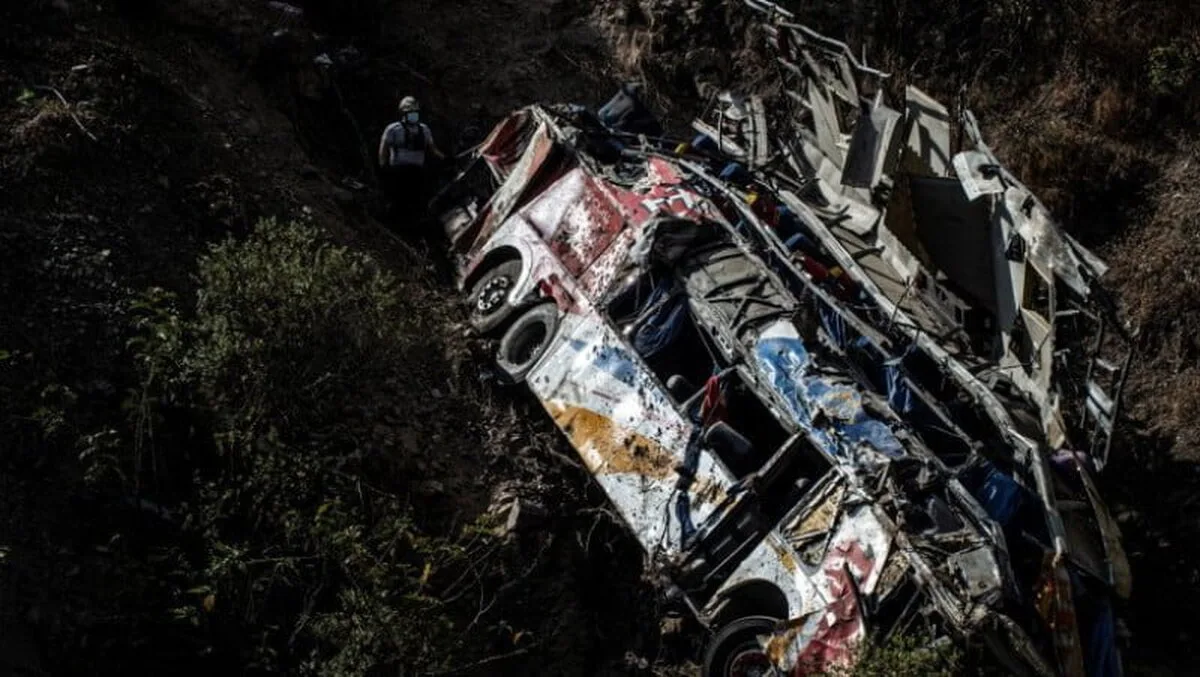 Tragedie cumplită în Peru: Cel puţin 32 de morţi într-un accident de autocar