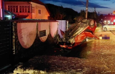 O mașină s-a răsturnat și apoi a luat foc, în Câmpulung. Un mort și doi răniți