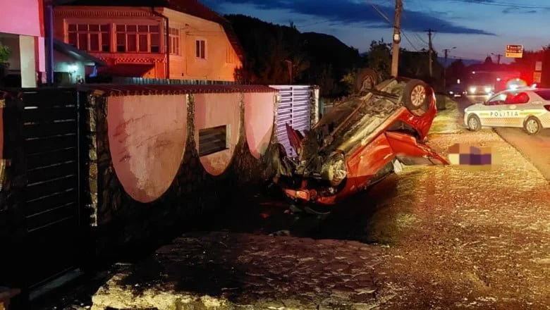 O mașină s-a răsturnat și apoi a luat foc, în Câmpulung. Un mort și doi răniți