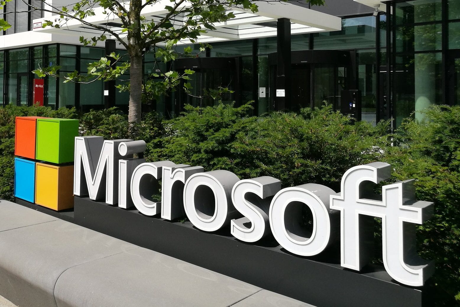Microsoft promite facturi la electricitate neschimbate odată cu noile centre de date