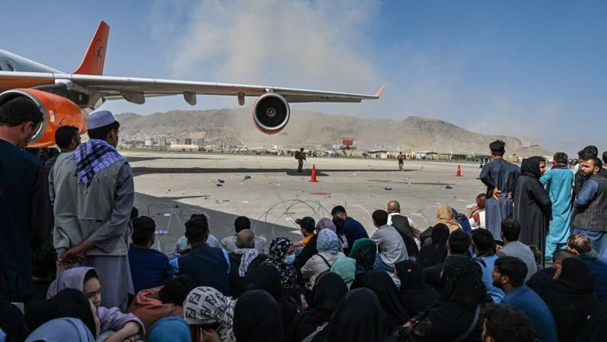 Drama familiilor separate în haosul din aeroportul din Kabul: „Mama, tatăl şi copiii au ajuns fiecare în altă ţară”