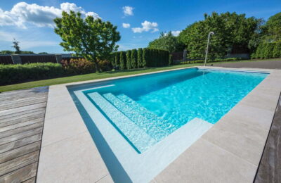 O piscină realizată într-un mod profesionist trebuie să aibă un separator de culoar