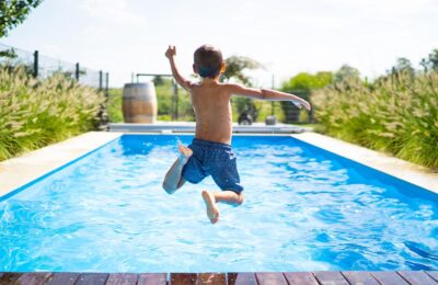 Îngrijirea şi curăţarea piscinei în timpul verii folosind clor rapid granule 5kg