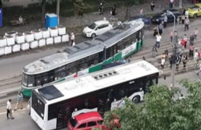 Un șofer care a vrut să întoarcă prin refugiu a intrat într-un tramvai, care a deraiat și a lovit o altă mașină, în Iași