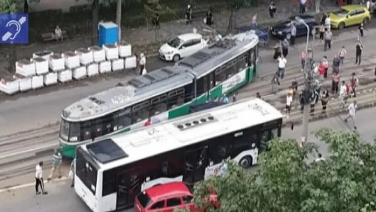 Un șofer care a vrut să întoarcă prin refugiu a intrat într-un tramvai, care a deraiat și a lovit o altă mașină, în Iași