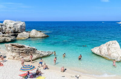 Nisipul de pe plajele din Sardinia este furat și vândut pe internet