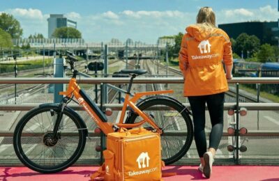 Just Eat Takeaway se aşteaptă să revină pe profit datorită creşterii comenzilor