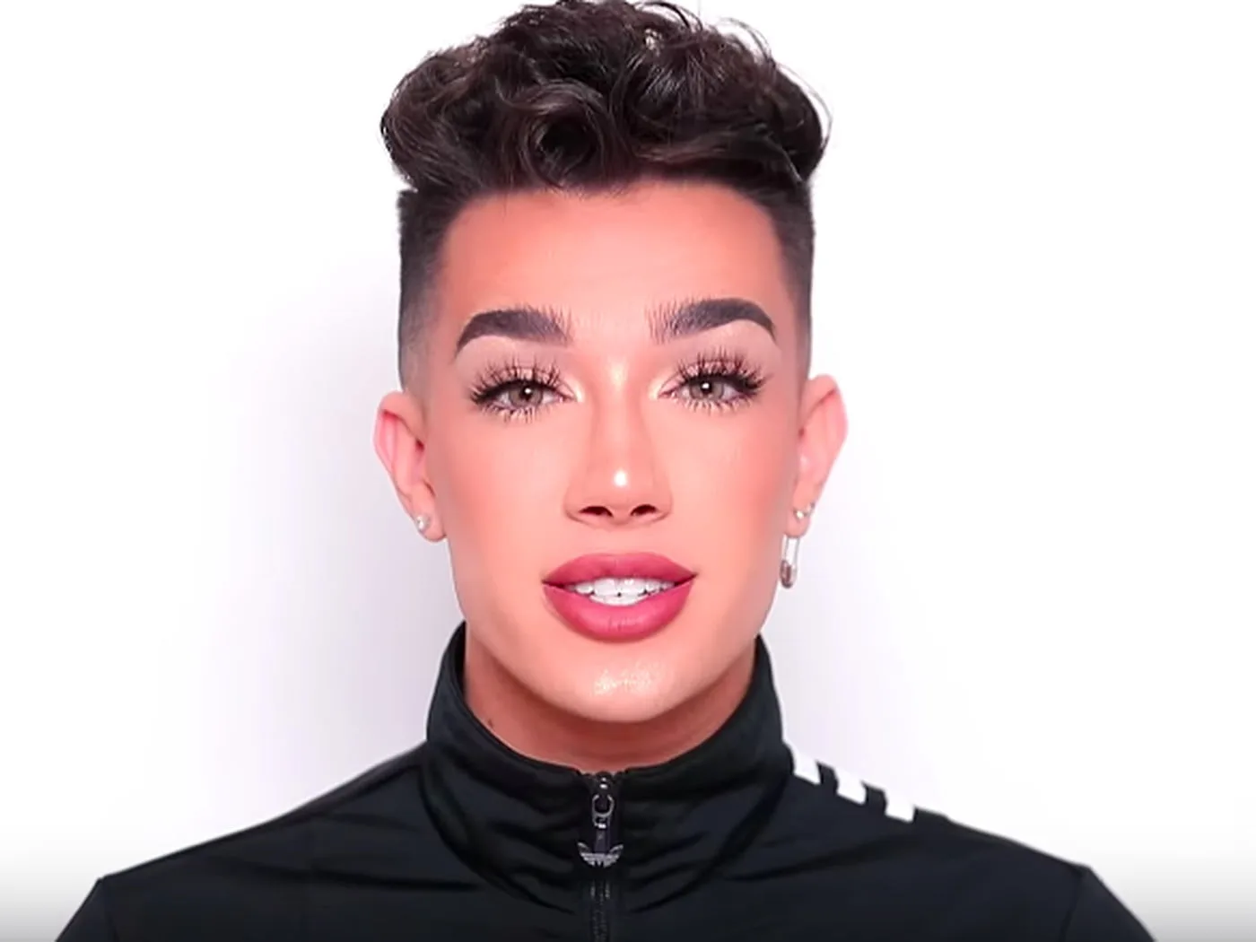 Influencerul în frumusețe de pe YouTube, James Charles, recunoaște că a trimis mesaje cu tentă sexuală unor minori