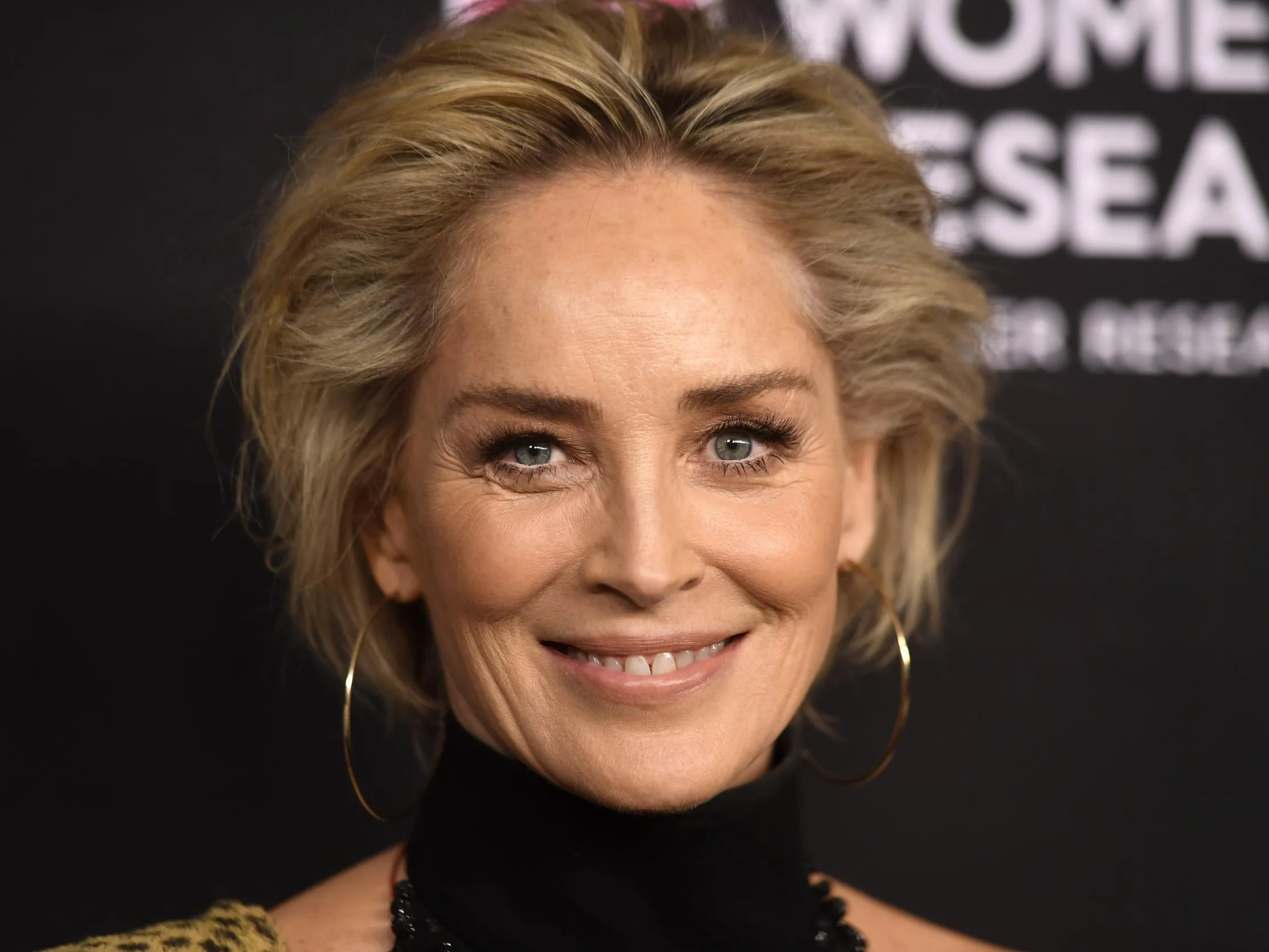 Sharon Stone spune că ea și sora ei au decis „împreună” să dezvăluie că au fost abuzate sexual, în noua ei carte