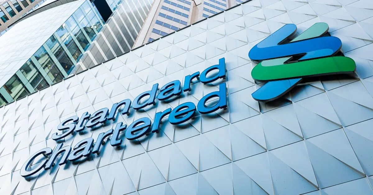 StanChart își va reduce rețeaua de sucursale la jumătate, în timp ce profitul trimestrial depășește așteptările